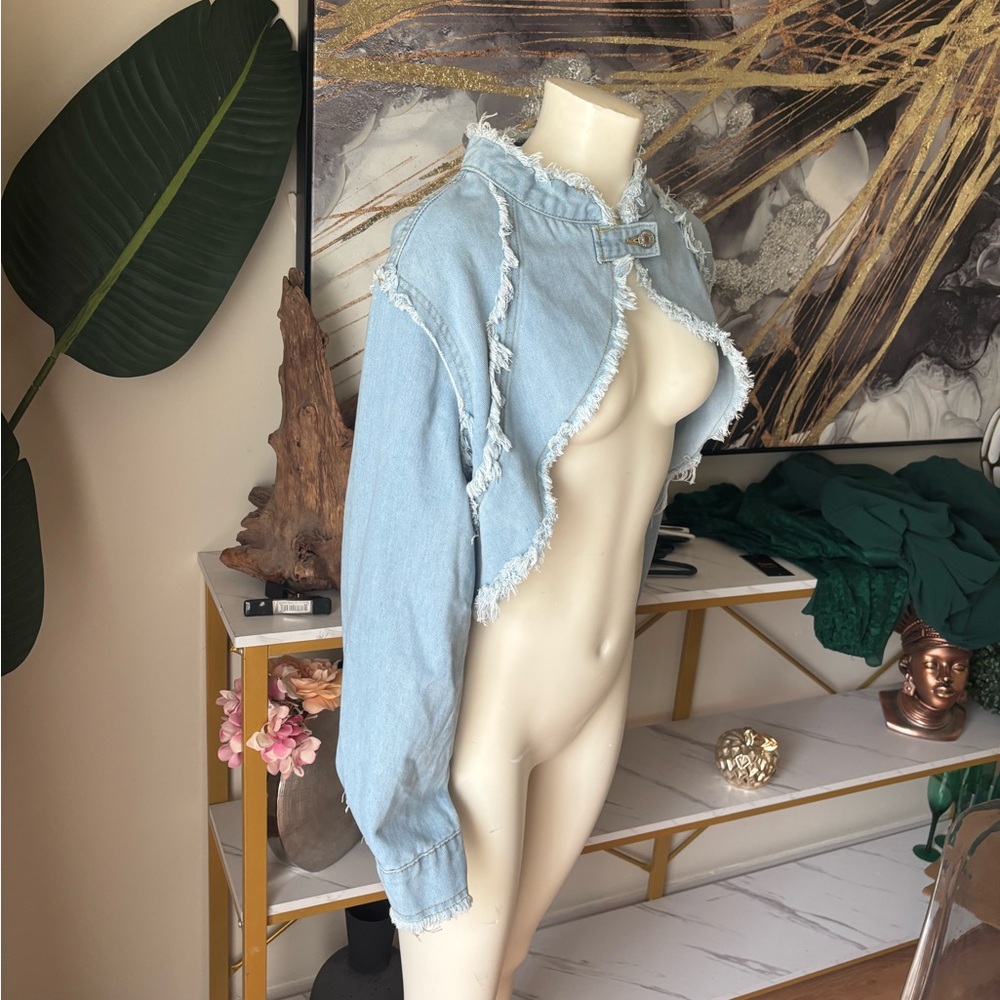 SHEIN Light Wash Frayed Crop Denim Jacket